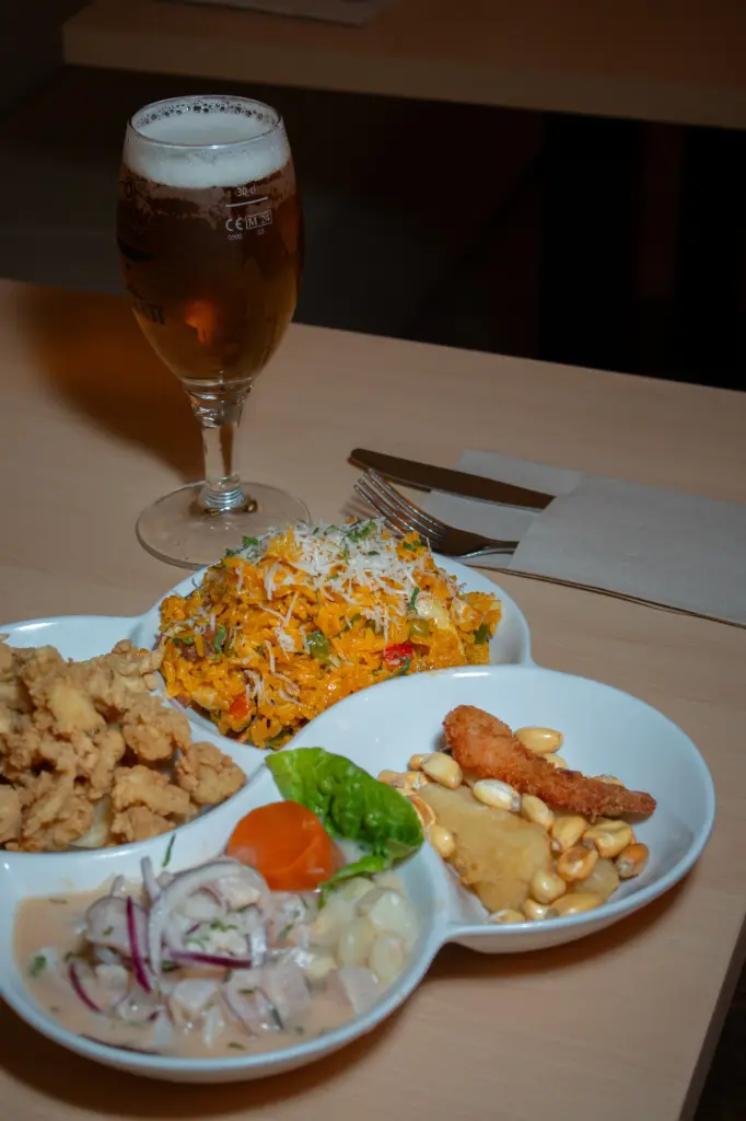 Trio: ceviche + chaufa + chicharron de calamares