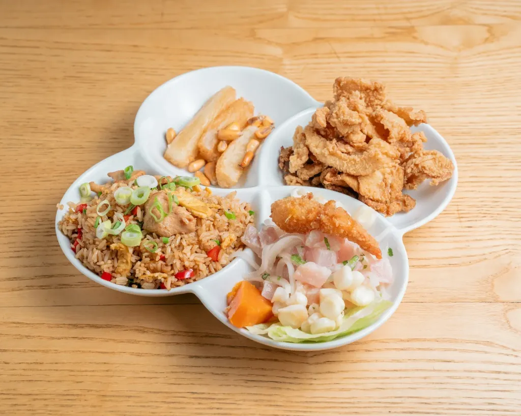 Trio: ceviche + chaufa + chicharron de calamares